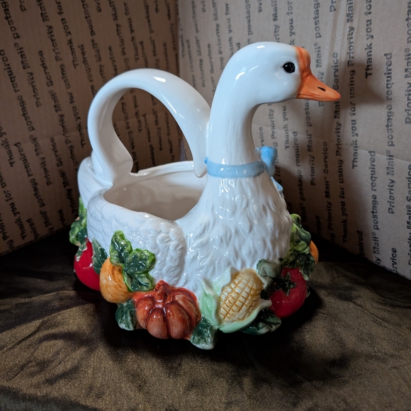 Signature Home Collection Ceramic Basket - Picture 1 of 7